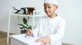 Ilustrasi seorang anak yang menabung uang hasil dari sedekah lebaran