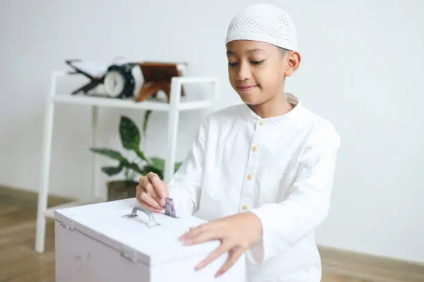 Ilustrasi seorang anak yang menabung uang hasil dari sedekah lebaran
