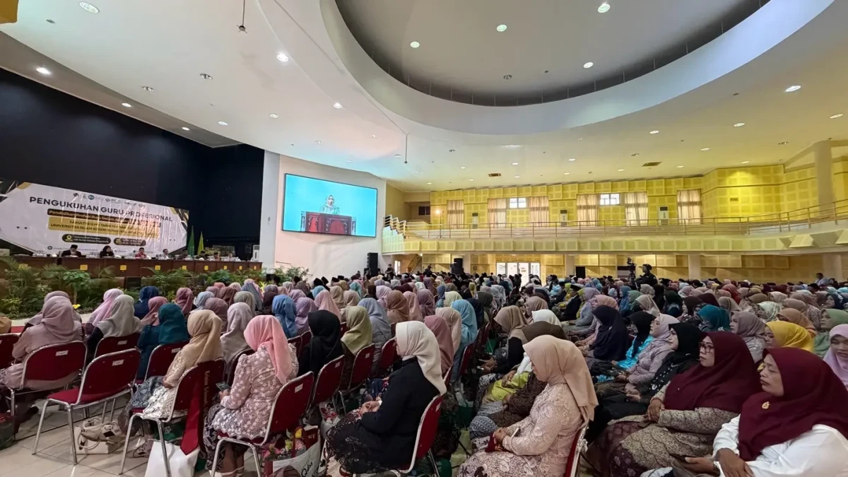 Suasana prosesi pengukuhan 3.031 Guru Profesional Program PPG Dalam Jabatan Batch IV Tahun 2025 UIN Sunan Kalijaga Yogyakarta yang berlangsung secara hibrida, Sabtu (30/5/2026).