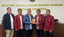 Pengurus DPD IMM DKI Jakarta berfoto bersama Menteri Koordinator Bidang Pangan Republik Indonesia usai audiensi terkait ketahanan dan stabilitas pangan nasional di Jakarta.