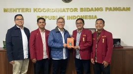Pengurus DPD IMM DKI Jakarta berfoto bersama Menteri Koordinator Bidang Pangan Republik Indonesia usai audiensi terkait ketahanan dan stabilitas pangan nasional di Jakarta.