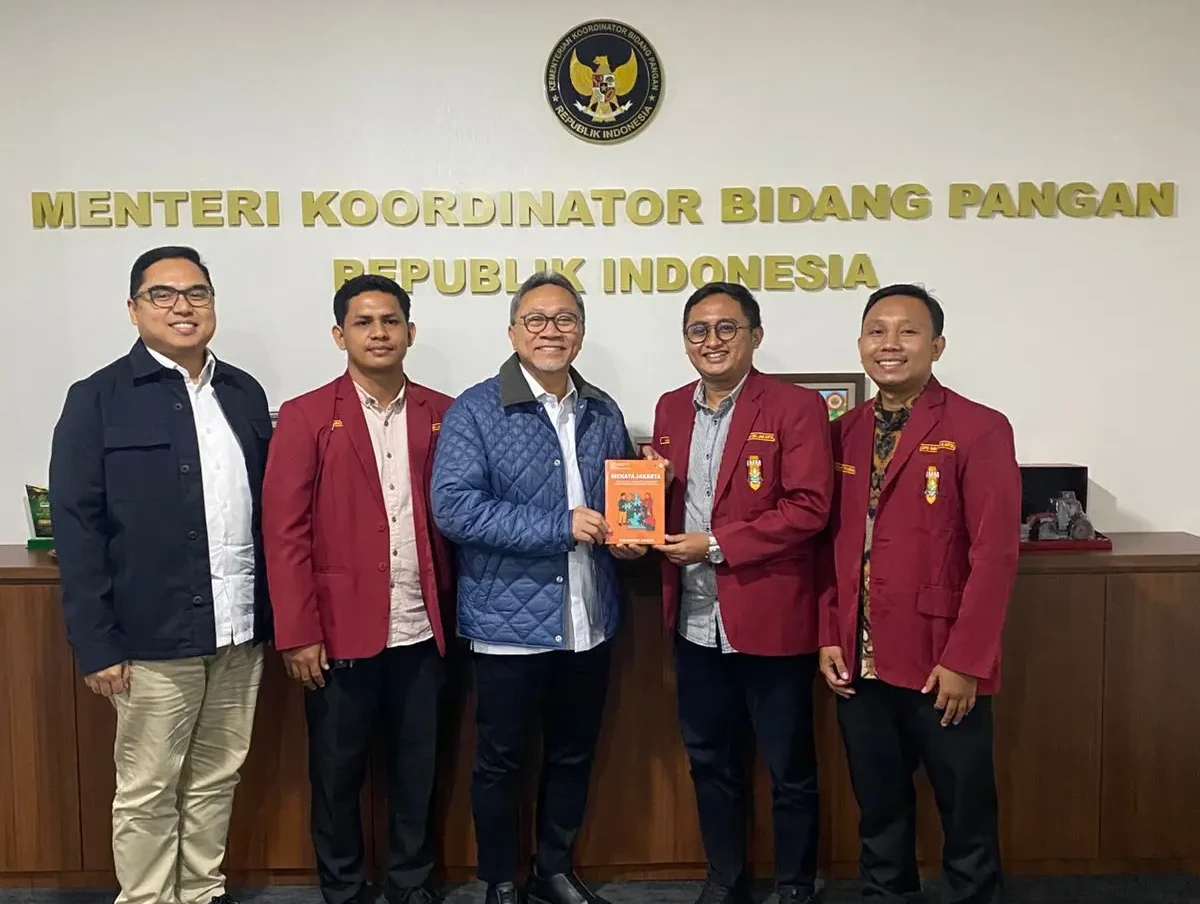 Pengurus DPD IMM DKI Jakarta berfoto bersama Menteri Koordinator Bidang Pangan Republik Indonesia usai audiensi terkait ketahanan dan stabilitas pangan nasional di Jakarta.