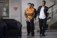 Imipas Silmy Karim mengenakan rompi tahanan dan tangan terborgol seusai menjalani pemeriksaan di Gedung Merah Putih KPK, Jakarta, Kamis, 4 Juni 2026. (Dok: Istimewa)