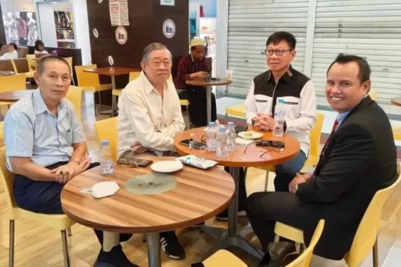 Poltak Silitonga bersama Adi Santoso Wijaya pemilik PT PMM. (Gambar: istimewa)
