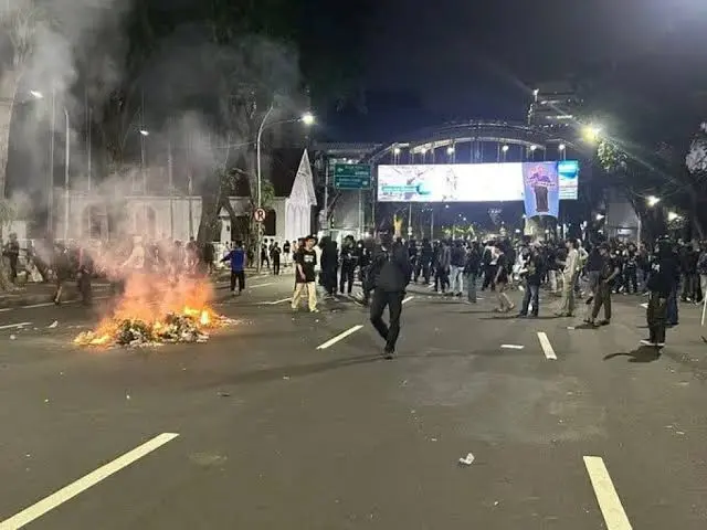 Kerusuhan aksi massa di Surabaya (foto: istimewa)