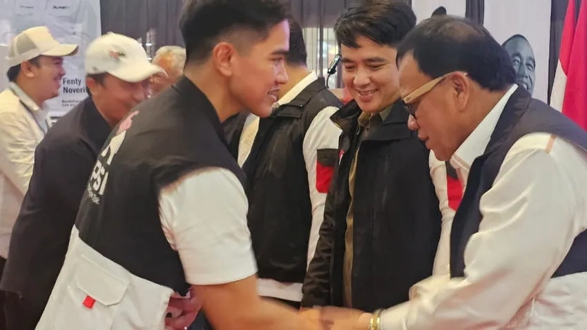 Ketua Umum DPP PSI, Kaesang Pangarep, menerima keanggotaan eks kepala daerah di Lampung dan eks legislator dalam acara Koordinasi Daerah (Rakorda) DPD PSI Kota Bandar Lampung di Pondok Rimbawan, Bandar Lampung (Dok: Istimewa)