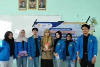 Sesi Foto pemberian hadiah kepada siswa yang menjawab quis dengan benar