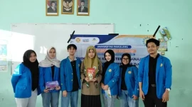 Sesi Foto pemberian hadiah kepada siswa yang menjawab quis dengan benar
