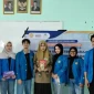 Sesi Foto pemberian hadiah kepada siswa yang menjawab quis dengan benar