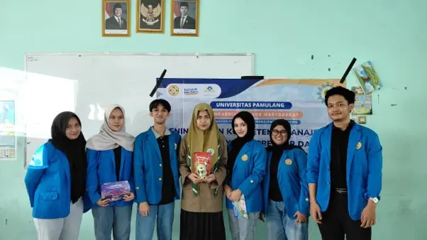 Sesi Foto pemberian hadiah kepada siswa yang menjawab quis dengan benar