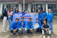 Tim Pengabdian kepada Masyarakat (PKM) Program Studi Manajemen S1 Universitas Pamulang berfoto bersama usai pelaksanaan kegiatan bertema “Gadget Wise: Membangun Kebiasaan Sehat Digital bagi Remaja” di SMK BINA RAHAYU, Depok, pada 13 November 2025. Kegiatan ini bertujuan memberikan edukasi kepada siswa mengenai pentingnya penggunaan gadget secara bijak, sehat, dan produktif di era digital melalui penyampaian materi serta diskusi interaktif.