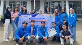 Tim Pengabdian kepada Masyarakat (PKM) Program Studi Manajemen S1 Universitas Pamulang berfoto bersama usai pelaksanaan kegiatan bertema “Gadget Wise: Membangun Kebiasaan Sehat Digital bagi Remaja” di SMK BINA RAHAYU, Depok, pada 13 November 2025. Kegiatan ini bertujuan memberikan edukasi kepada siswa mengenai pentingnya penggunaan gadget secara bijak, sehat, dan produktif di era digital melalui penyampaian materi serta diskusi interaktif.