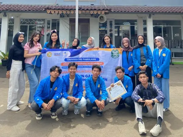 Tim Pengabdian kepada Masyarakat (PKM) Program Studi Manajemen S1 Universitas Pamulang berfoto bersama usai pelaksanaan kegiatan bertema “Gadget Wise: Membangun Kebiasaan Sehat Digital bagi Remaja” di SMK BINA RAHAYU, Depok, pada 13 November 2025. Kegiatan ini bertujuan memberikan edukasi kepada siswa mengenai pentingnya penggunaan gadget secara bijak, sehat, dan produktif di era digital melalui penyampaian materi serta diskusi interaktif.