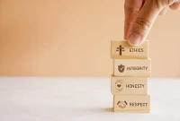 tangan-memegang-balok-kayu-dengan-konsep-kode-etik-etika-integritas-kejujuran-rasa-hormat (Dok: Istimewa)