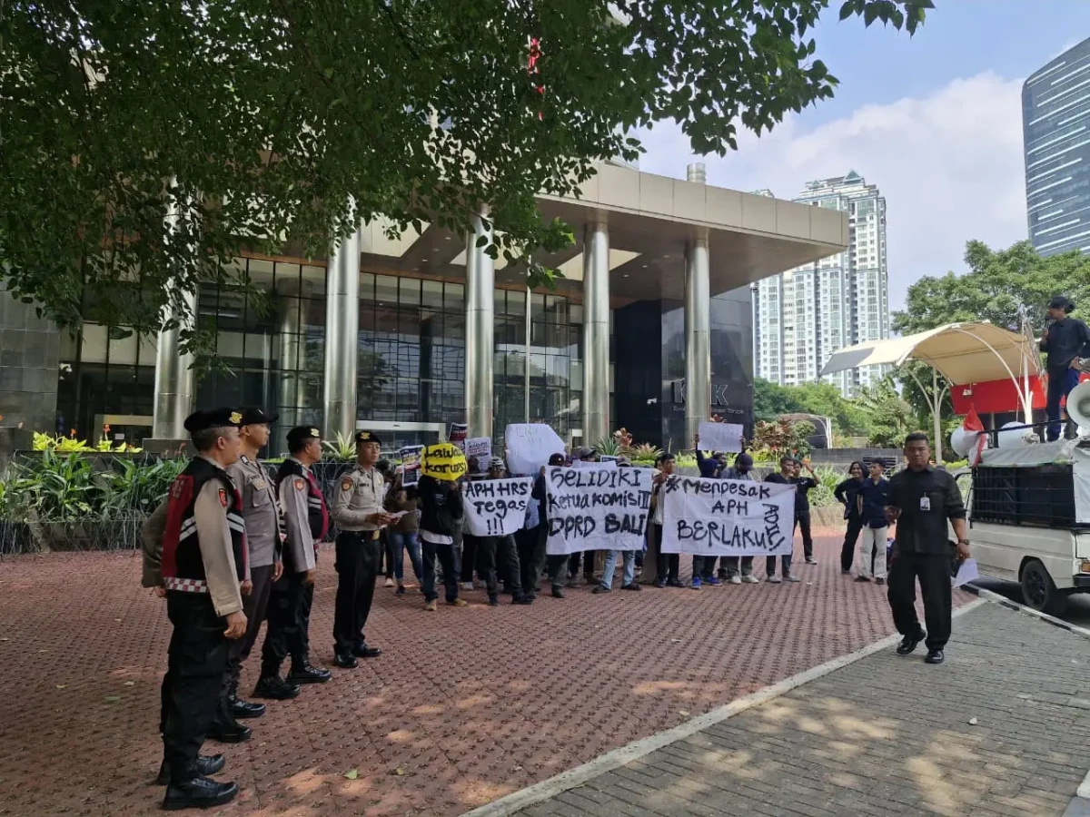 Aliansi Mahasiswa Anti Korupsi Bali melakukan aksi unjuk rasa di tiga instansi sekaligus yakni Kejaksaan Agung RI, Mabes Polri, dan KPK (5/6/2026). (Foto: Dok/Ist).