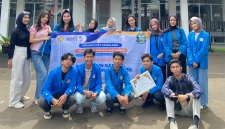 Dokumentasi kegiatan PKM Universitas Pamulang di SMK Bina Rahayu dengan tema Literasi Digital Remaja melalui edukasi dan diskusi penggunaan gadget secara bijak.