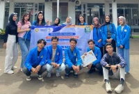 Tim Pengabdian Kepada Masyarakat (PKM) Program Studi Manajemen, Universitas Pamulang, berfoto bersama setelah melaksanakan kegiatan edukasi bertema “ GADGET, REMAJA, DAN MASA DEPAN: ANTARA PELUANG DAN RISIKO" di SMK Bina Rahayu.