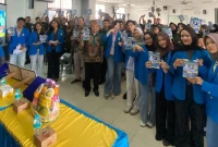 Foto bersama Tim Pengabdian Kepada Masyarakat (PKM) Program Studi Manajemen Universitas Pamulang dengan pihak sekolah dan peserta kegiatan sebagai penutup rangkaian edukasi "Smart Teens in Digital Era: Bijak Main Gadget di Dunia Modern" di SMK Bina Rahayu. Kegiatan ini diharapkan mampu membentuk perilaku penggunaan gadget yang lebih bijaksana di kalangan remaja.
