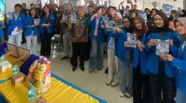 Foto bersama Tim Pengabdian Kepada Masyarakat (PKM) Program Studi Manajemen Universitas Pamulang dengan pihak sekolah dan peserta kegiatan sebagai penutup rangkaian edukasi 
