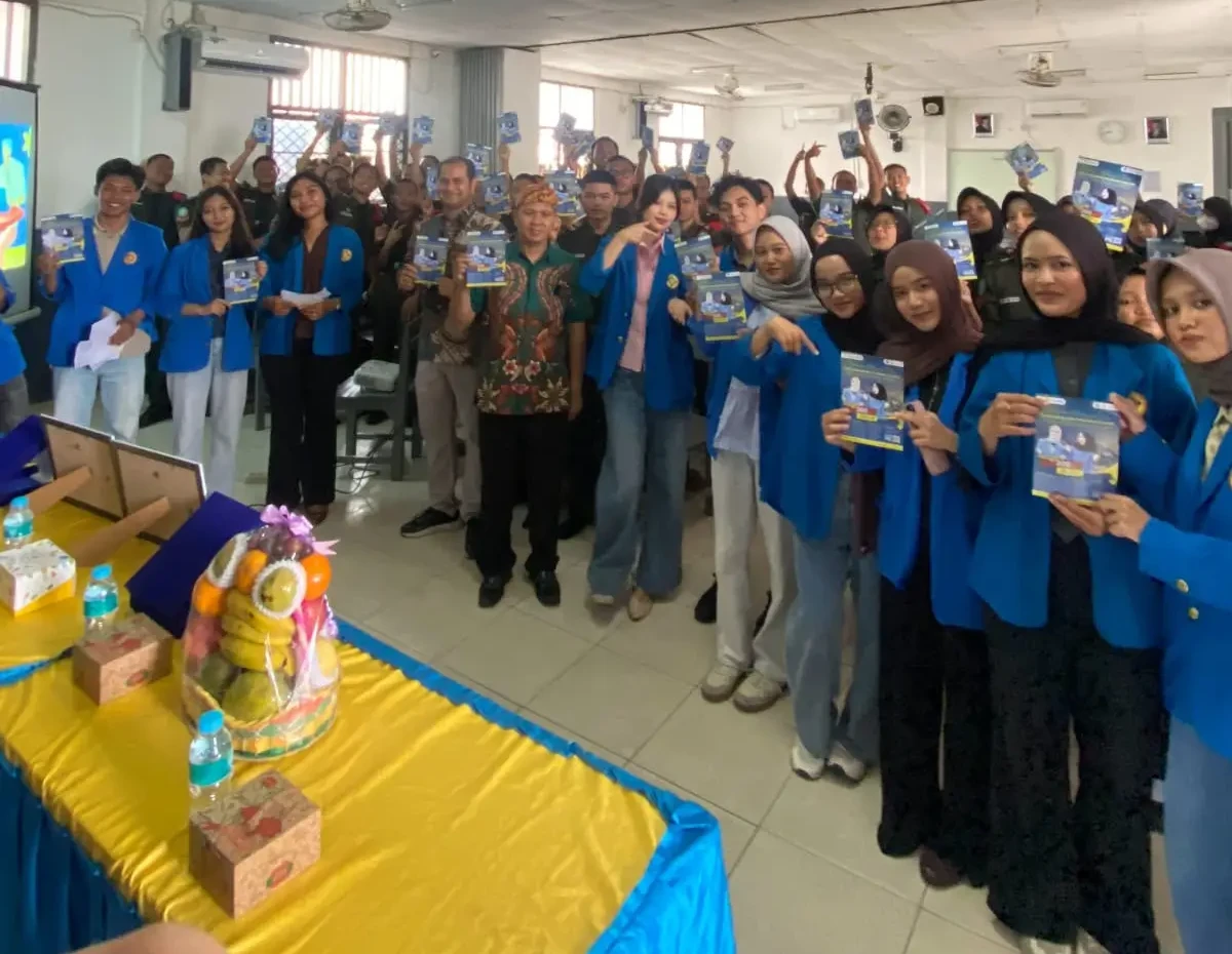 Foto bersama Tim Pengabdian Kepada Masyarakat (PKM) Program Studi Manajemen Universitas Pamulang dengan pihak sekolah dan peserta kegiatan sebagai penutup rangkaian edukasi 