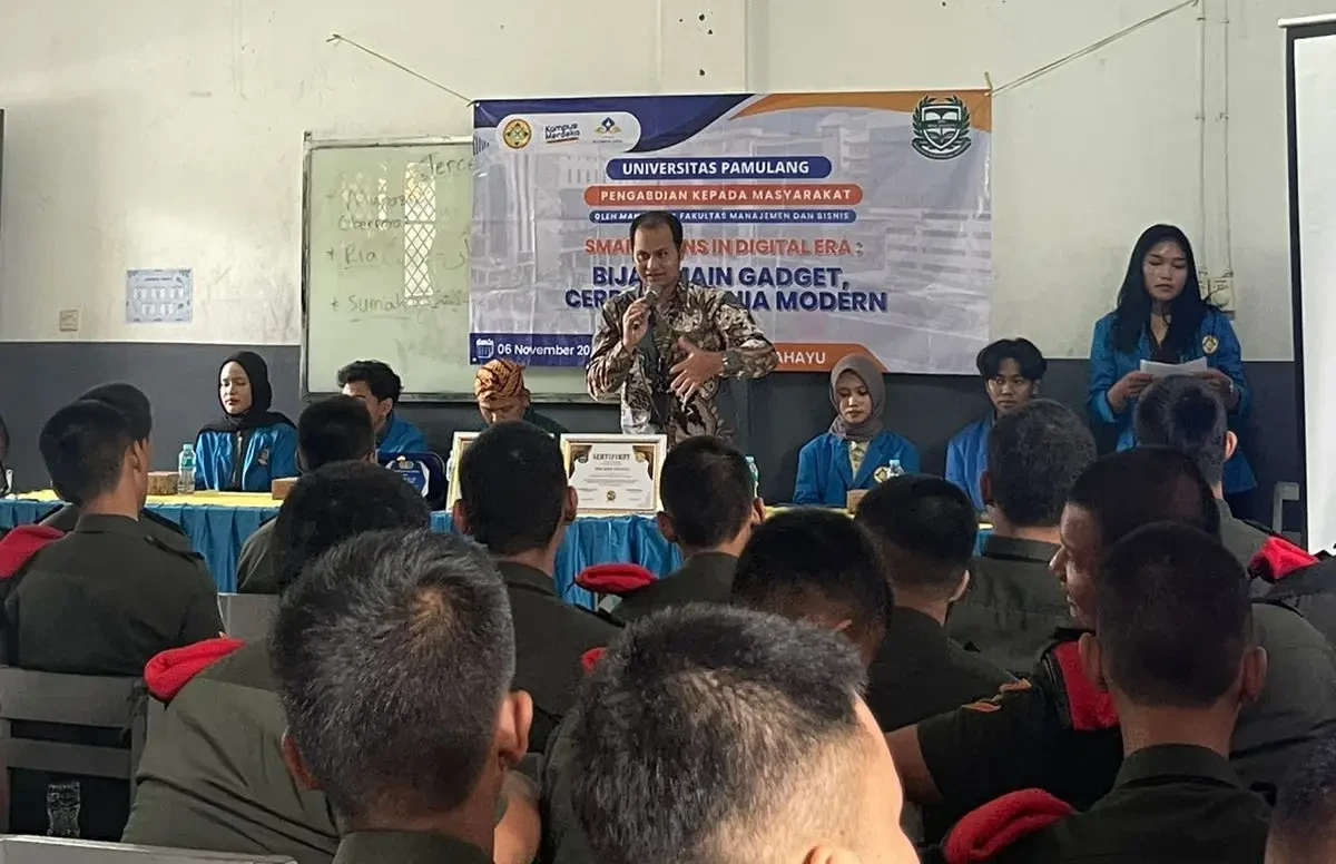Kegiatan Pengabdian Kepada Masyarakat (PKM) yang dilaksanakan oleh mahasiswa Universitas Pamulang di SMK Bina Rahayu mengusung tema “Smart Teens in Digital Era: Bijak Main Gadget, Cerdas di Dunia Modern.” Kegiatan ini bertujuan memberikan edukasi kepada siswa tentang penggunaan gadget dan media digital secara bijak, aman, dan produktif agar mampu memanfaatkan teknologi untuk mendukung proses belajar serta kehidupan sehari-hari.