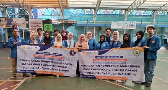 Sesi Foto bersama tim pelaksana PKM