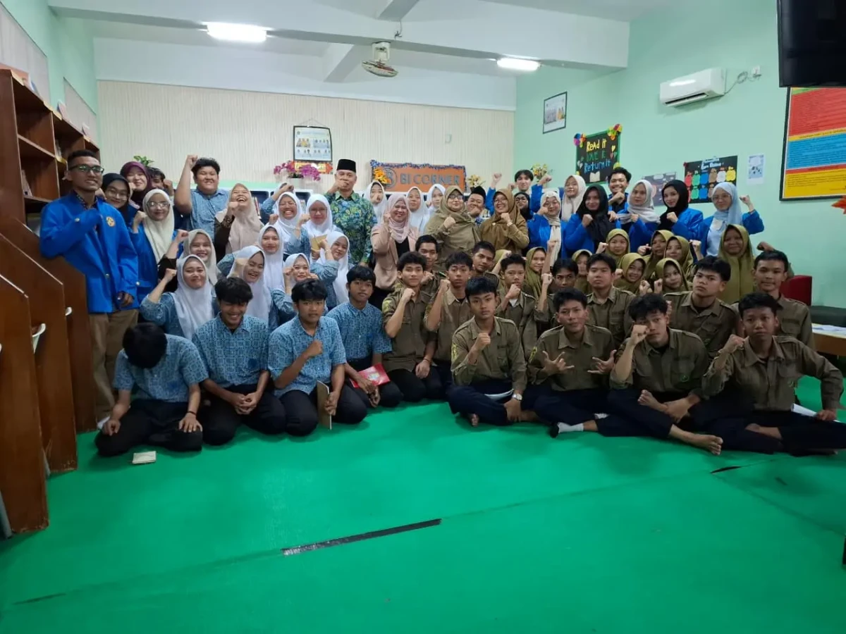 Sesi foto bersama siswa SMK dan SMA beserta kepala sekolah