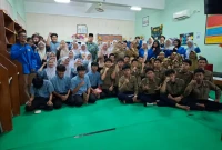 Sesi foto bersama siswa SMK dan SMA beserta kepala sekolah