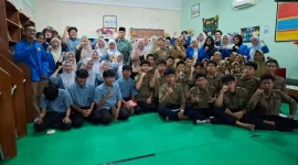 Sesi foto bersama siswa SMK dan SMA beserta kepala sekolah