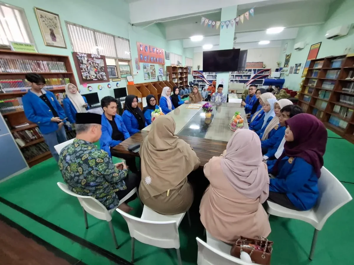 Sesi foto saat rapat kepala sekolah SMK SMA