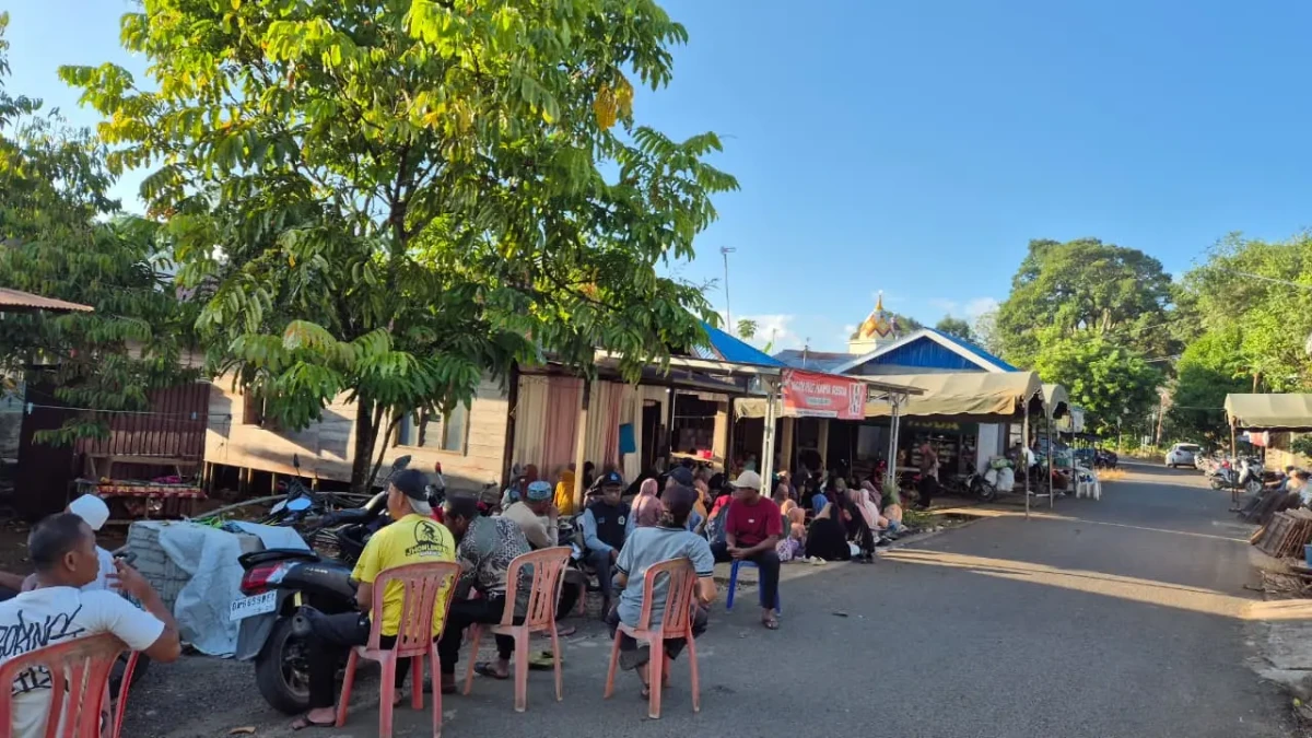 Warga berkumpul dan bergotong royong mempersiapkan walimah, menjaga tradisi kebersamaan Banjar.