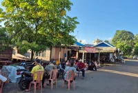 Warga berkumpul dan bergotong royong mempersiapkan walimah, menjaga tradisi kebersamaan Banjar.