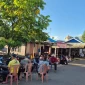Warga berkumpul dan bergotong royong mempersiapkan walimah, menjaga tradisi kebersamaan Banjar.