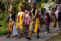 Peserta Kirab Pusaka mengenakan busana adat Banyumas mengiringi puncak Kamandaka Ciptarasa Festival 2026 dalam prosesi Sedekah Bumi Suran Tamansari.