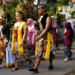 Peserta Kirab Pusaka mengenakan busana adat Banyumas mengiringi puncak Kamandaka Ciptarasa Festival 2026 dalam prosesi Sedekah Bumi Suran Tamansari.
