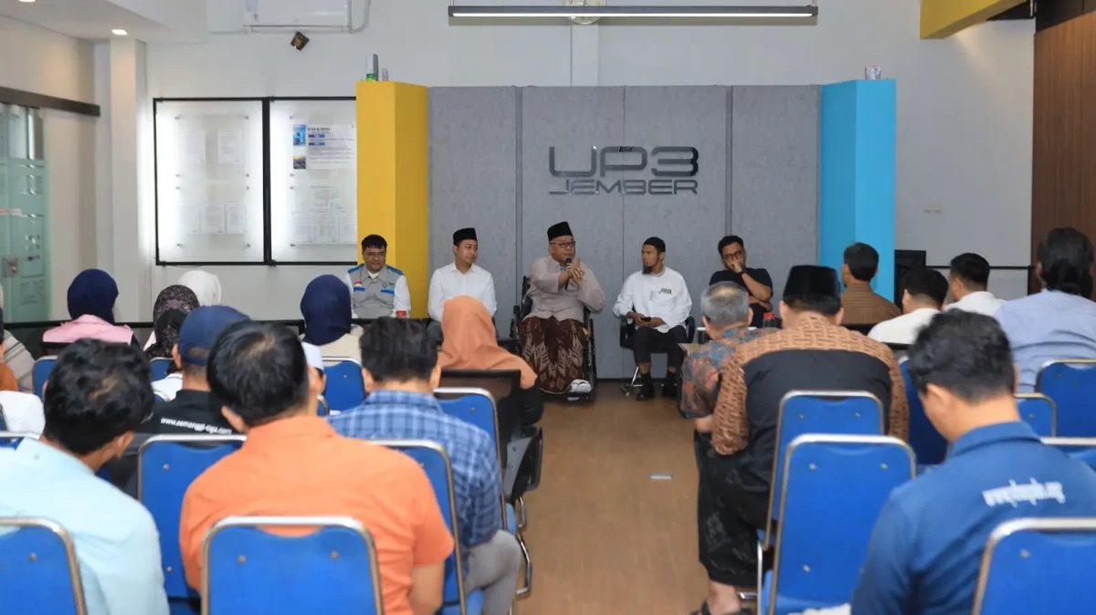 Jajaran manajemen, pegawai, dan Tenaga Alih Daya (TAD) PLN UP3 Jember mengikuti kajian keislaman sebagai momentum memperkuat nilai spiritual, integritas, dan semangat pelayanan kepada masyarakat.