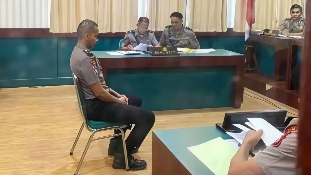 Bripda Fauzan Nur Mukhti saat menjalani sidang Komisi Kode Etik Polri. (Gambar: Istimewa)