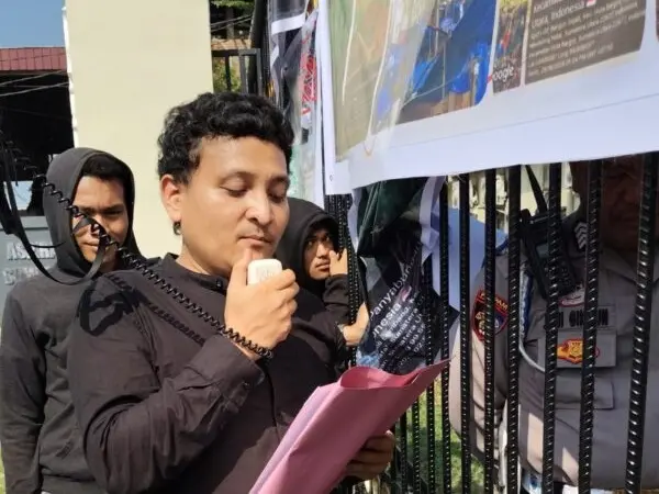 Massa PPAML Madina Saat Menggelar Aksi Demonstrasi di Mapolda Sumut. (Dok: Istimewa)