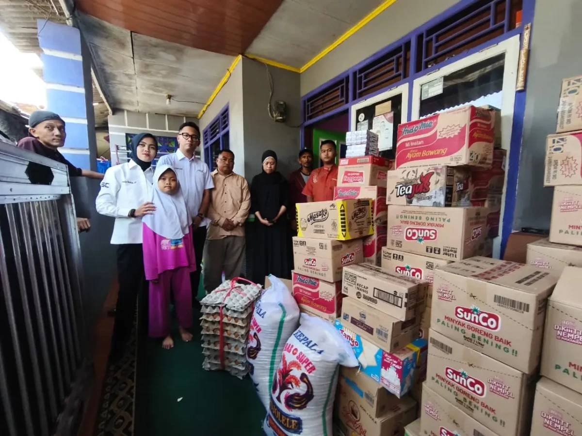 Wakil Ketua Komisi III DPR RI, Ahmad Sahroni salurkan bantuan kepada keluarga Satpam Sumarna