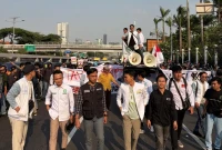 Koordinator Pusat DEMA PTKIN Seluruh Indonesia, M. Miftahul Rizqi, mengenakan PDH berwarna hitam menuju titik aksi di Jakarta, Jumat (10/7/2026).