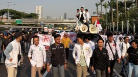 Koordinator Pusat DEMA PTKIN Seluruh Indonesia, M. Miftahul Rizqi, mengenakan PDH berwarna hitam menuju titik aksi di Jakarta, Jumat (10/7/2026).