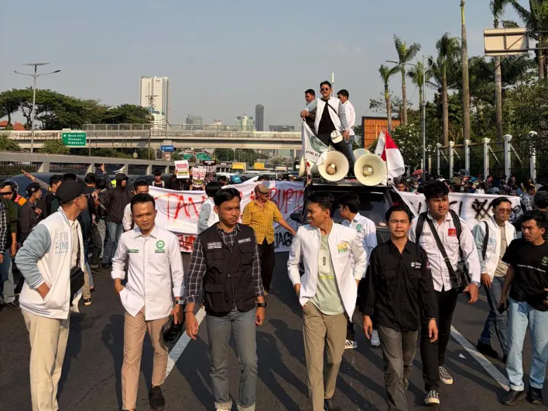 Koordinator Pusat DEMA PTKIN Seluruh Indonesia, M. Miftahul Rizqi, mengenakan PDH berwarna hitam menuju titik aksi di Jakarta, Jumat (10/7/2026).