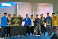Sejumlah tokoh menunjukkan prasasti usai peresmian Graha Arshaka dalam rangkaian Muscab IV IKA-PMII Kota Malang di Kota Batu, Minggu (26/7/2026).