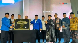 Sejumlah tokoh menunjukkan prasasti usai peresmian Graha Arshaka dalam rangkaian Muscab IV IKA-PMII Kota Malang di Kota Batu, Minggu (26/7/2026).