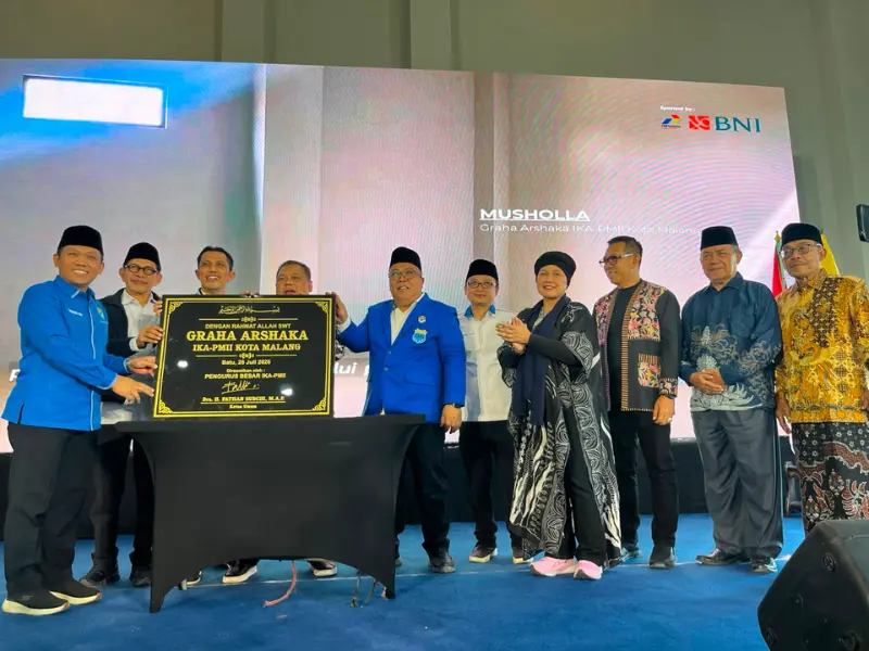 Sejumlah tokoh menunjukkan prasasti usai peresmian Graha Arshaka dalam rangkaian Muscab IV IKA-PMII Kota Malang di Kota Batu, Minggu (26/7/2026).