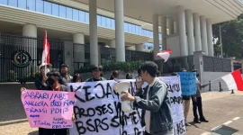 KOPMA Jatim Saat Menggelar Aksi Demo Didepan Gedung Kejagung (Dok: Istimewa)
