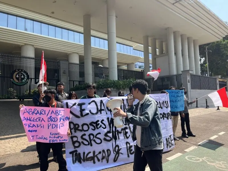 KOPMA Jatim Saat Menggelar Aksi Demo Didepan Gedung Kejagung (Dok: Istimewa)
