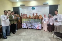 Tim UPN Veteran Jatim bersama perangkat Desa Kebonsari dalam edukasi transformasi digital administrasi berbasis teknologi.