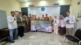 Tim UPN Veteran Jatim bersama perangkat Desa Kebonsari dalam edukasi transformasi digital administrasi berbasis teknologi.