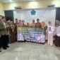 Tim UPN Veteran Jatim bersama perangkat Desa Kebonsari dalam edukasi transformasi digital administrasi berbasis teknologi.